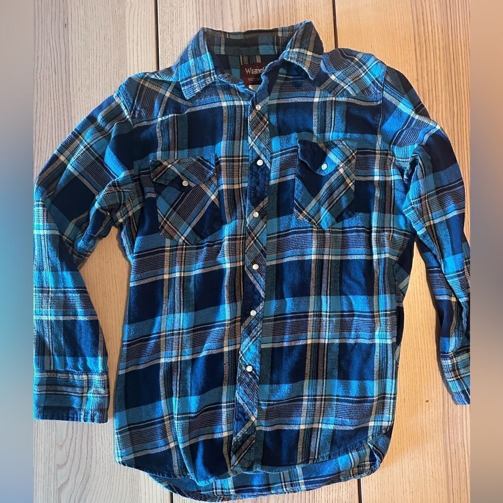 Wrangler Pearl Snap Button up in blue plaid- Size Large